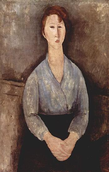  Sitzende Frau mit blauer Bluse